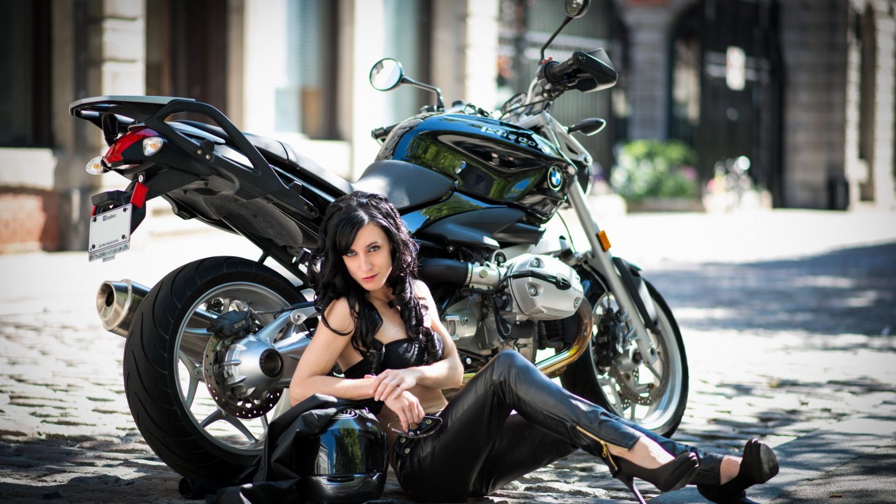 European women on bikes in Yekaterinburg