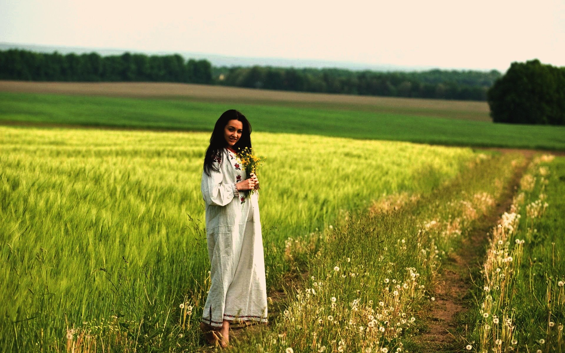 Women in Slavic costumes in Yekaterinburg
