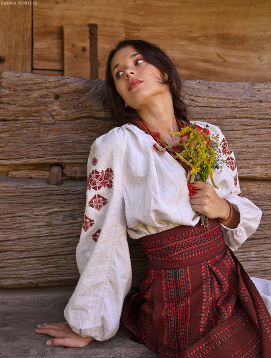 Girls in Slavic costumes in Yekaterinburg