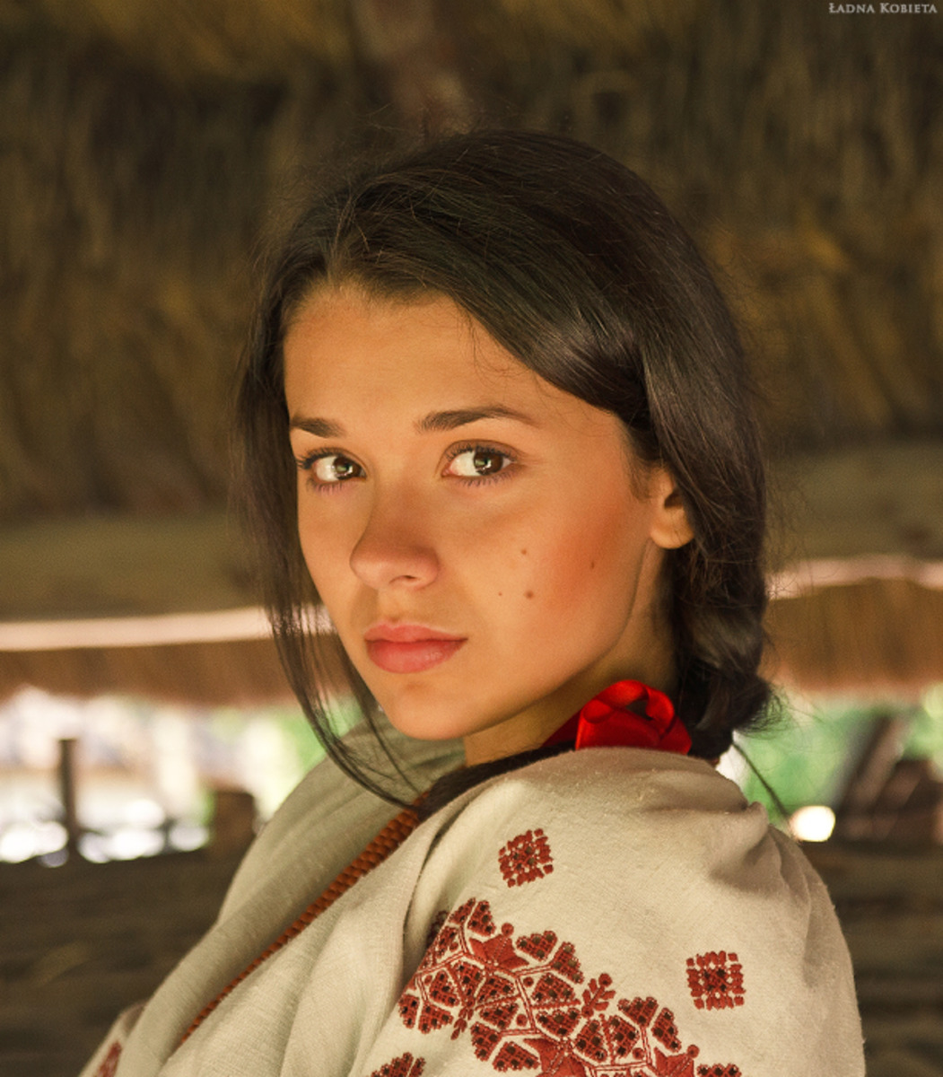 Girls in Slavic costumes in Yekaterinburg