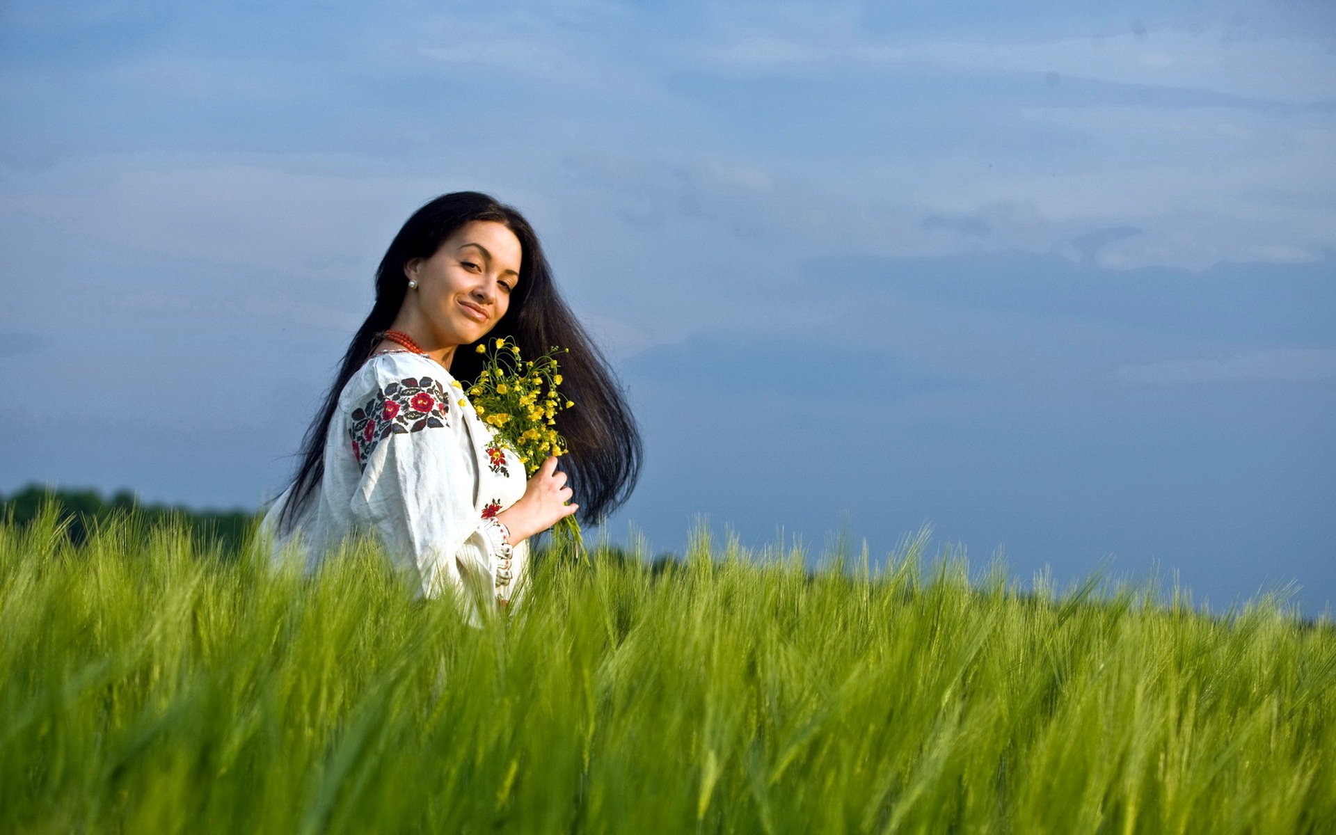 Girls in Slavic costumes in Yekaterinburg